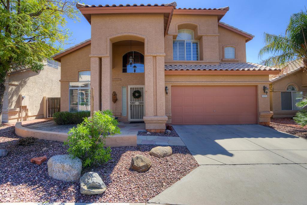 TheMathesonTeam's tweet image. Have you seen this home in N. #Phoenix? The golf course and mtn views are worth a look alone. bit.ly/1K5OxVf