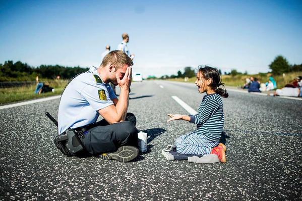 La serie completa del policía jugando con la niña. No era casualidad. Lo estaban pasando pipa. Visto en #reddit