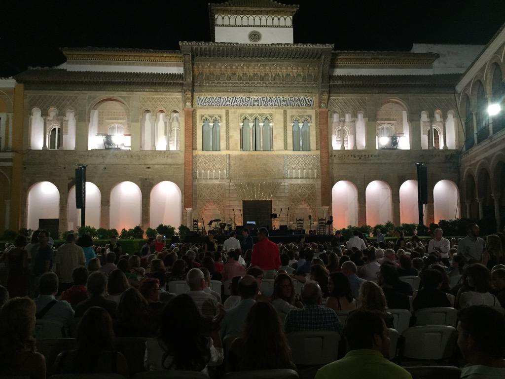 Flamencomania's tweet photo. A punto de comenzar #Estruna de @Arcangel_Flamen y las Voces Búlgaras #SeptiembreFlamenco #Alcazar #Sevilla http://t.co/SSg4HgkLvm