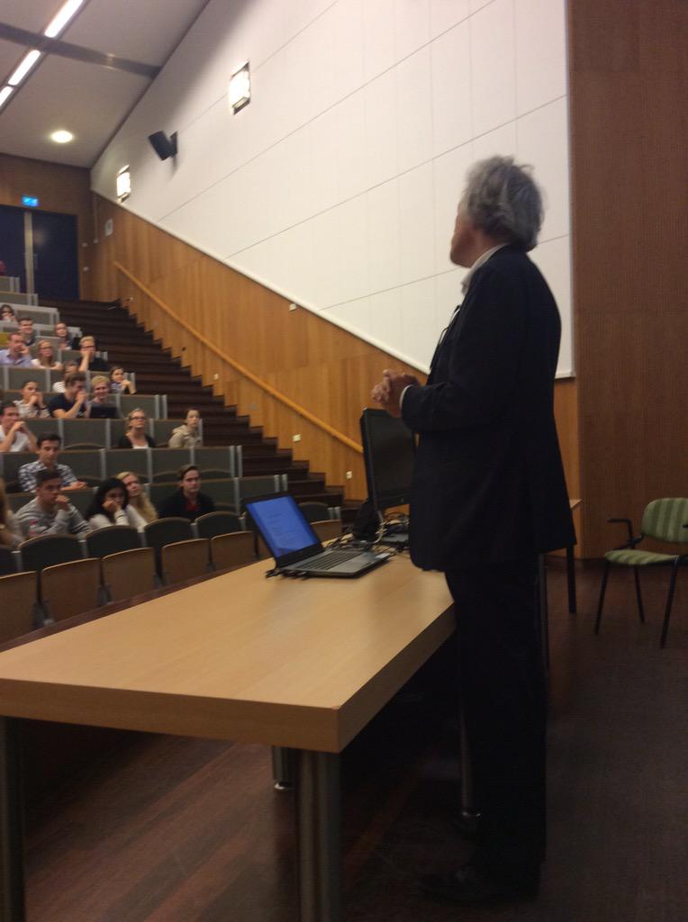 Bijzonder gastcollege voor Nijmeegse eerstejaars van Ybo Buruma over gepuzzel met taal in de juristerij.
