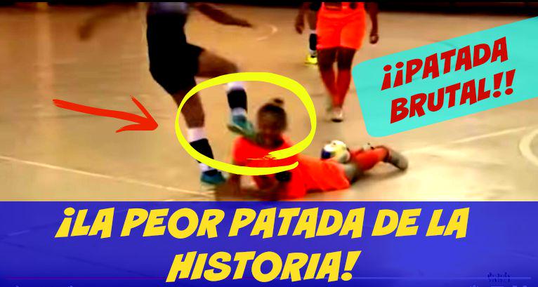 MasVistos's tweet photo. ¡Mira la patada más brutal de la historia del fútbol! ¡Y en fútbol femenino!
 Aquí el video 👉https://t.co/EcVABXzOhZ http://t.co/K5k2XEpaqH