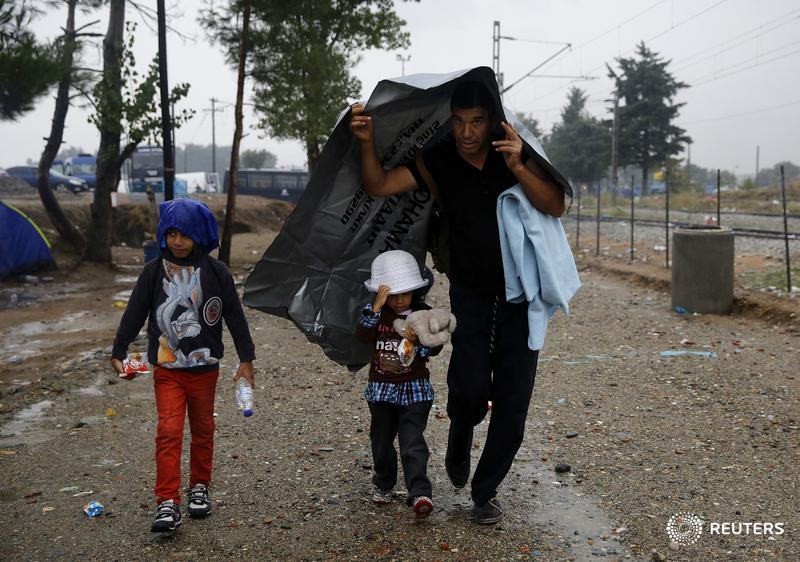 Thousands of refugees trudge through mud, torrential rain to Greece's border with Macedonia: reut.rs/1UF757W