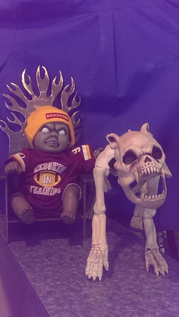 Parklow8's tweet photo. @SpiritHalloween  we're ready for some football #RedskinsNation http://t.co/lN7wzJsZx5