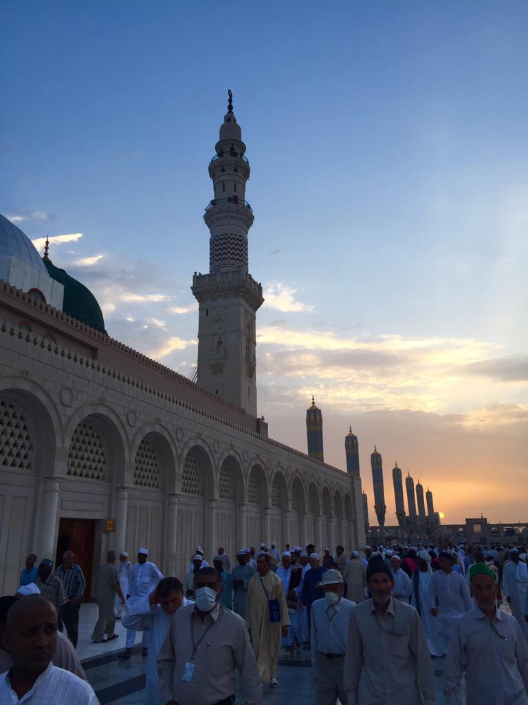 aagym's tweet photo. Suasana pagi sesudah subuh  di masjid nabawi, semoga smua sahabat diundang Alloh ke tanah suci http://t.co/w1gToQcuWf