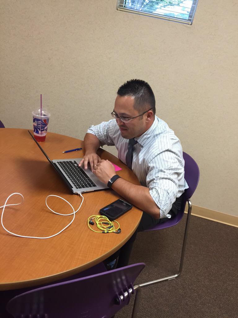 SacNewTech's tweet image. Our amazing @PrincipalDurham working hard #sacnewtech