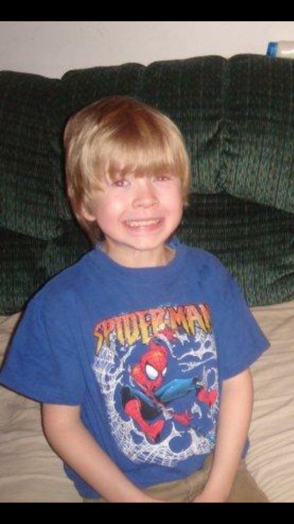 LinziFancy's tweet image. 8 years ago at Aunt Meme's house. So tiny and cute.   What happened?