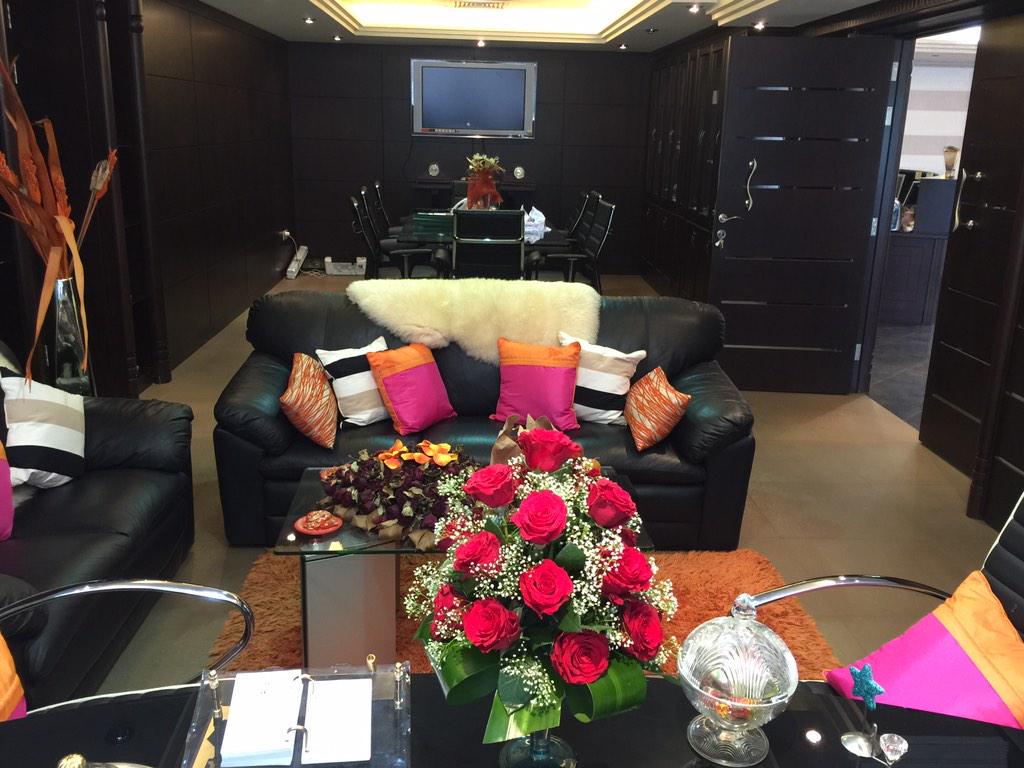 اشكر موظفيني الذي قدمو لي الورد بمناسبه افتتاح فرع الشركة في تبوك