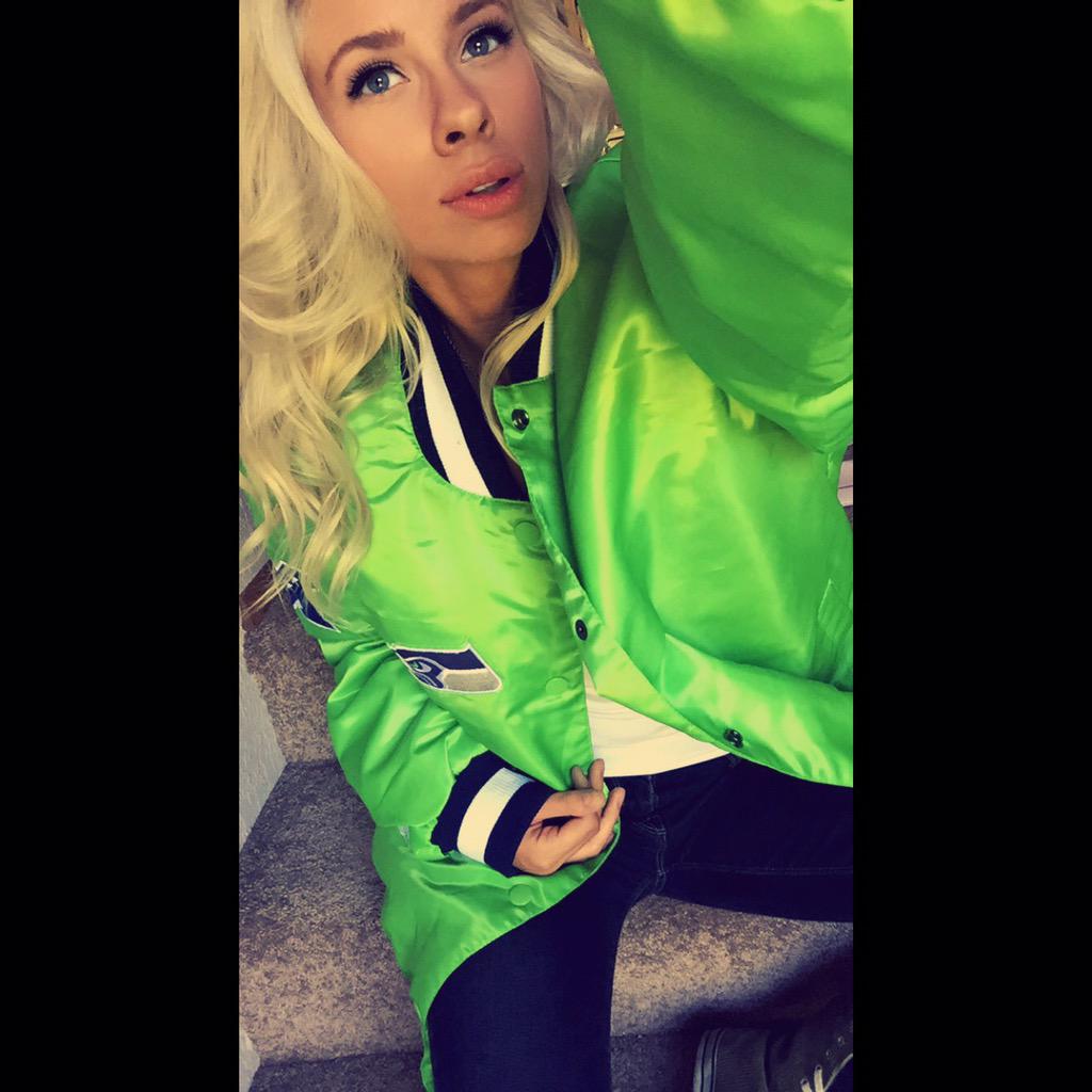 AndieCase's tweet photo. 🏈💙💚 #NFLFanRecord http://t.co/KTU9zwEHKE