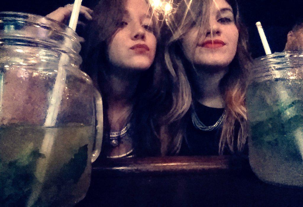 Belinees_'s tweet image. Jueves... #mojitodecoco @marinees__