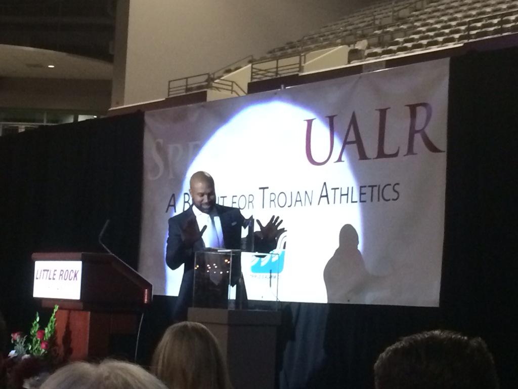 T_Bic's tweet photo. #respect as we honor #spectacUALR mr @derekfisher @UALR @LRTrojans @Lakers @kobebryant http://t.co/nLtk0GlM6k