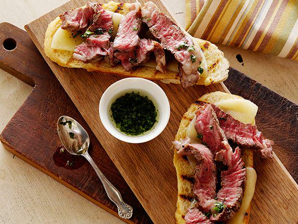 MyLACommunity's tweet image. Mini open-faced steak sammies: garlic bread, provolone, parsley. Get the recipe: ow.ly/RWkTk @FoodNetwork