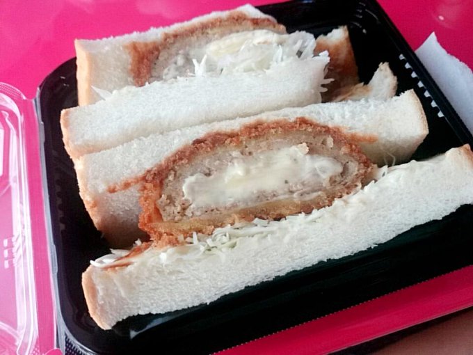 ナチュラルローソンのチーズメンチカツサンド٩(๑❛.̮❛๑)۶ http://t.co/2IK8Vfd7CQ