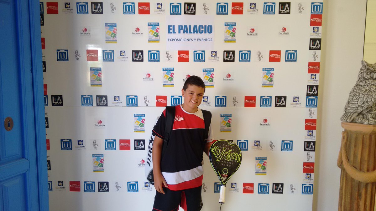 ElpalacioCoin's tweet photo. Nos visito el Bicampeon de España 2015 en Padel,  Fran Guerreo Cordero de la localidad Coín Málaga. Suerte Campeón!! http://t.co/mqSLSbe87j
