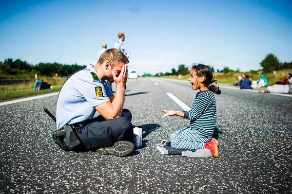 cinarbey_fb's tweet photo. Irkçı avrupada polis verdiği pozla dünyaya reklam yapıyor, biz 2 milyon mülteciye kucak açtık kötü oluyoruz arkadaş http://t.co/qYWm8OWwul