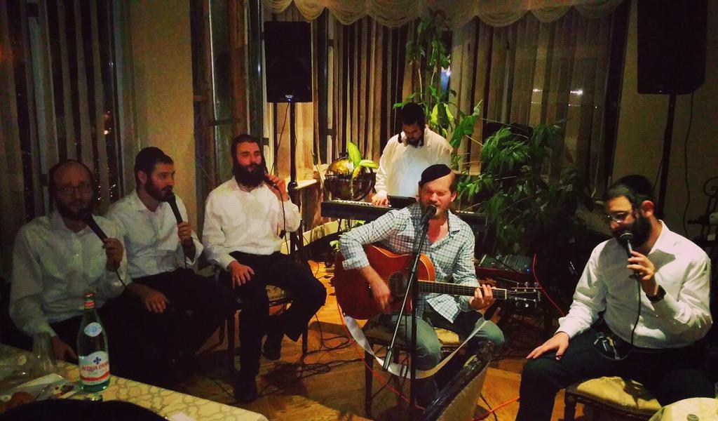 mnmlicht's tweet photo. Picking up some last minute #zchusim b4 the new year #mekimi with @yedidimchoir and @EliBeerOfficial http://t.co/1rPnAUPt0n