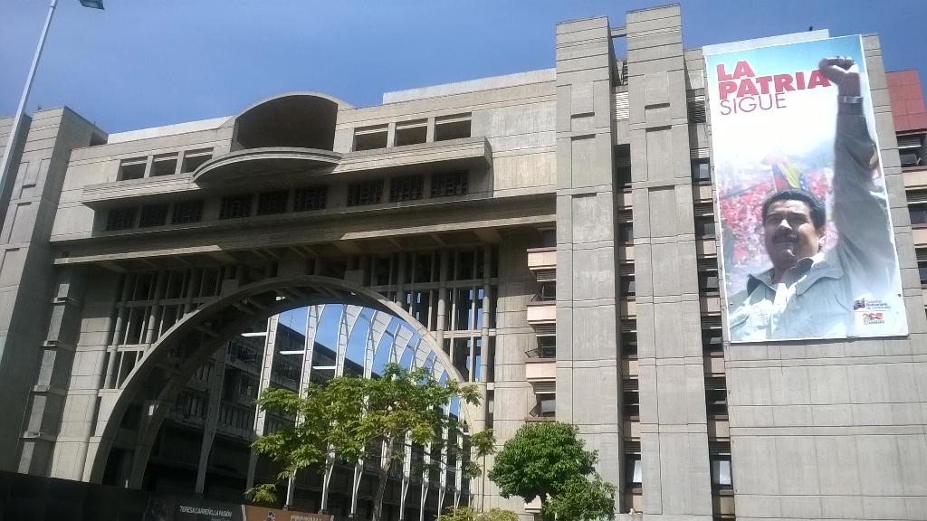Tomé esta foto del edificio de tribunales venezolano hace dos meses. No hay que decir más.