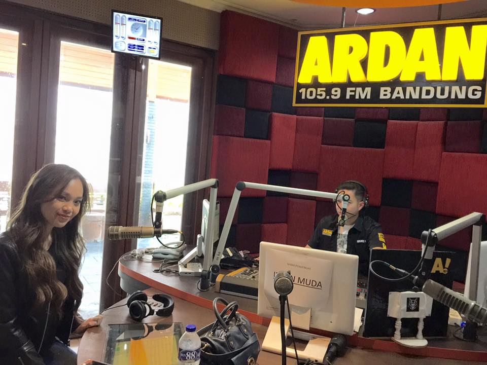 AngelaN_update's tweet photo. [Photo] LIVE @angelanazar at ARDAN 105.9 FM BANDUNG http://t.co/arRQuHrWj5