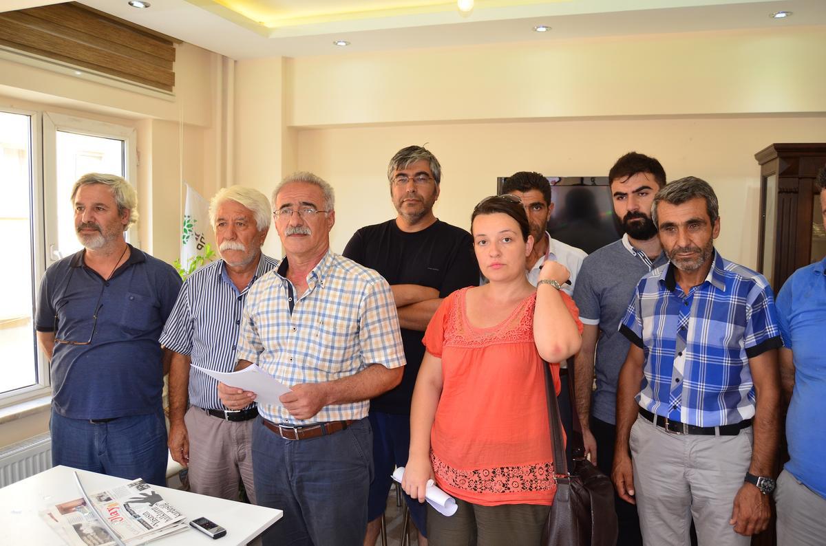 ntv's tweet photo. HDP'liler saldırıya uğrayan binalarına Türk bayrağı astı http://t.co/X9xuLEwaUp http://t.co/K9Sr8Ii0m3