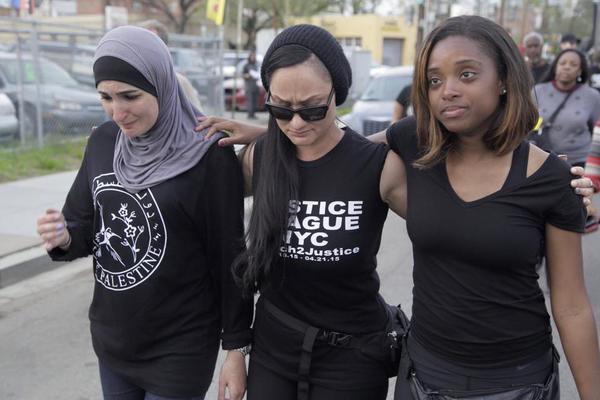 VictoriaPannell's tweet photo. These 3 ladies, walking from NYC to DC for justice #MyModelCitizen @TamikaDMallory @msladyjustice1 @lsarsour http://t.co/19escO8Fqr