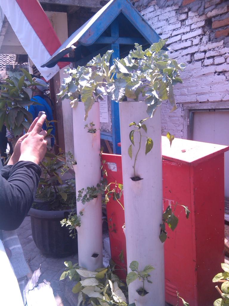 nicacomica's tweet image. Instalasi warga. #MBMB2015 #KaliCode