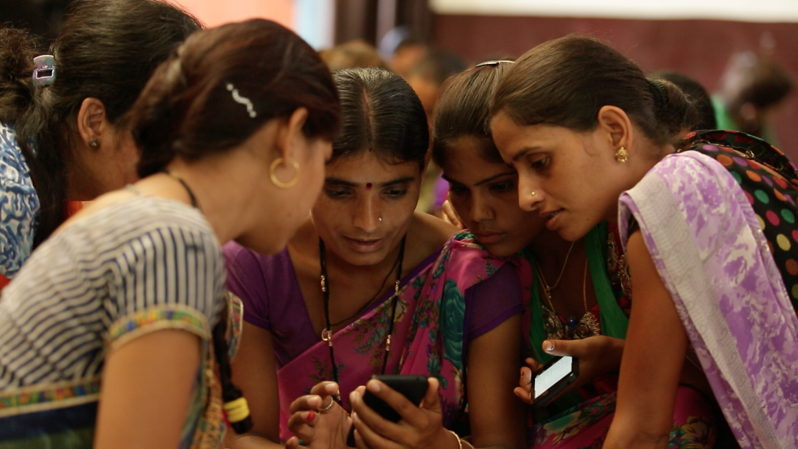 GoogleIndia's tweet photo. Day 4 of the #InternetSaathi training - Women used the internet to learn more about things that inspire them (1/2) http://t.co/o6qVqpU4DB