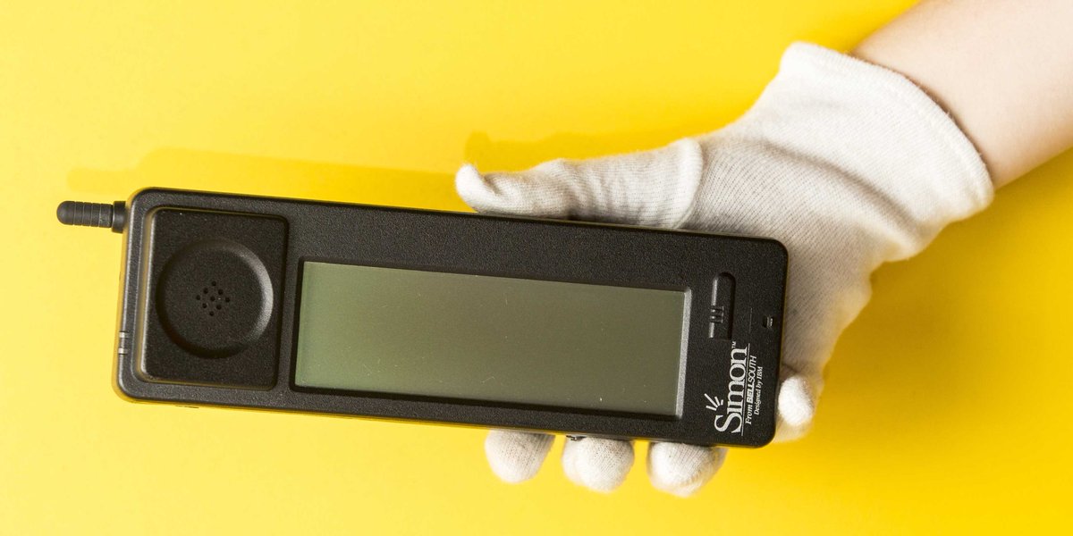 Entendu à 7H40 : non, l'iPhone n'est pas le premier smartphone ! @balasseE1 a retrouvé l'IBM Simon de 1994 ! #E1matin