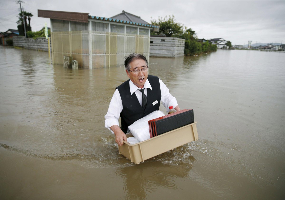 FlyGoTravel's tweet image. RT @ANCALERTS: Thousands of rescuers head to flood-hit Japanese city j.mp/1UKHFAt (Photos via Reuters) http://t.co/EwKhNYU4lJ”