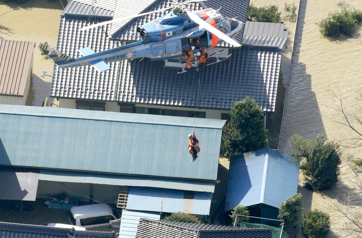 FlyGoTravel's tweet image. RT @ANCALERTS: Thousands of rescuers head to flood-hit Japanese city j.mp/1UKHFAt (Photos via Reuters) http://t.co/EwKhNYU4lJ”