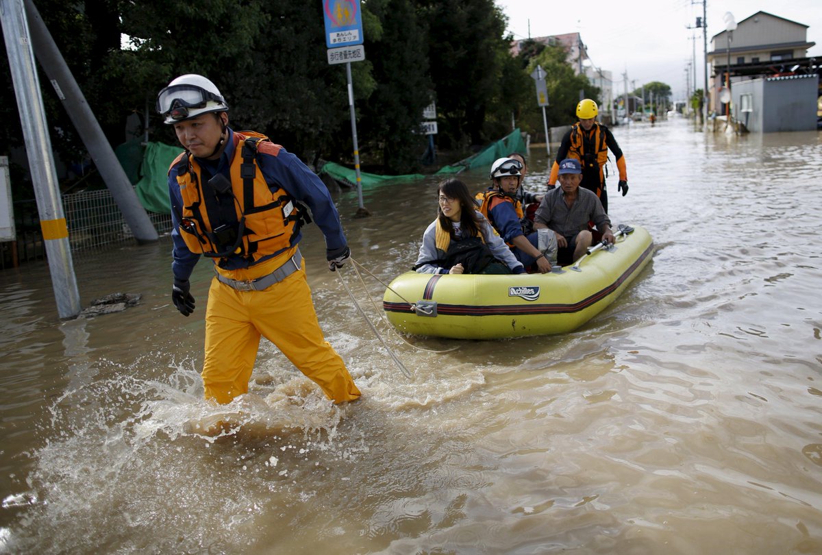 FlyGoTravel's tweet image. RT @ANCALERTS: Thousands of rescuers head to flood-hit Japanese city j.mp/1UKHFAt (Photos via Reuters) http://t.co/EwKhNYU4lJ”