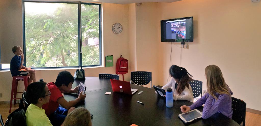 cecigomez_g's tweet image. Bloggers checking out the MS Photostream for Beach Retreat - choosing media for their next post! #SISrocks #SISblogs