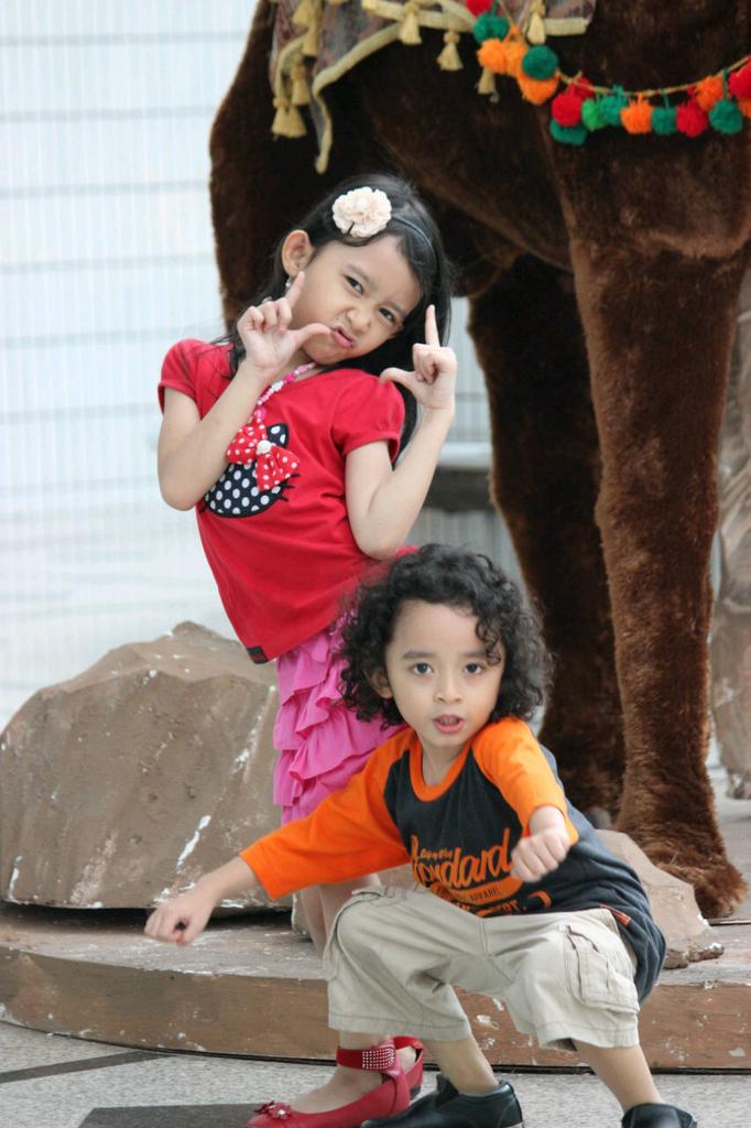 aqu_pda's tweet photo. Lucunya kakak dan dedek dulu masih kecil sekarang alhamdulillah udah besar 😘😘 ayah @html1155 bunda @yuyun83 http://t.co/8mPFwASnld
