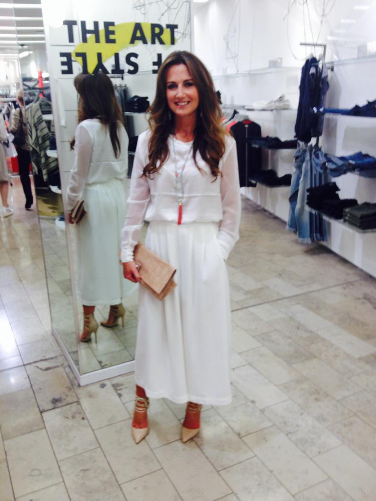 DivineBoutiqueX's tweet photo. We love @lorrainekeane outfit last night @HN_Dublin All available at divine.ie #whiteonwhite #dressedindivine #ariav http://t.co/UNznXQROeQ