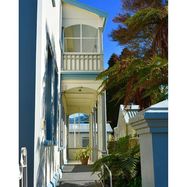 Credit @meliaegwilym via Instagram #nicheescapes Pretty wooden portico. #nzhouses #woodenhouse #architecture #build…