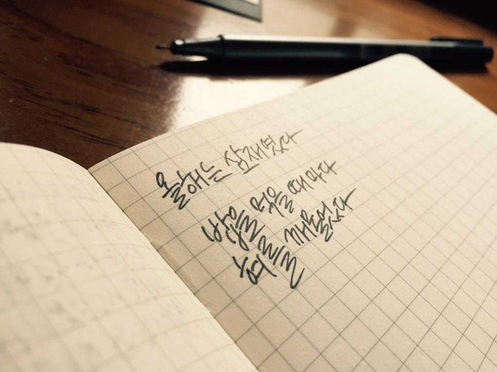 6531847's tweet photo. 올해는 삼재였다

밥을 먹을 때 마다
혀를 깨물었다
/미신, 박준 http://t.co/6PfzfqvxAf
