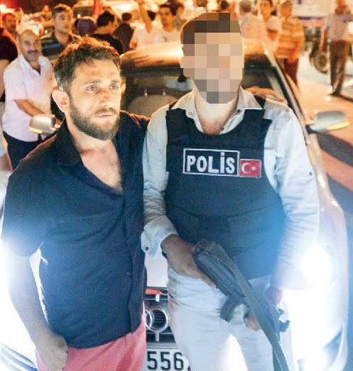 bulentmumay's tweet photo. Hürriyet'e saldırı hatırası! Polis, müdahale yerine eylemciyle hatıra fotoğrafı çektirmiş http://t.co/RCuLg5YY4M http://t.co/ZV5l156azX