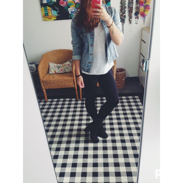 xPENDAROSEx's tweet photo. via @poutapp #simplelook #outfitoftheday #blackandwhite #blackboots #haircurled http://t.co/pFcvU9d5yL