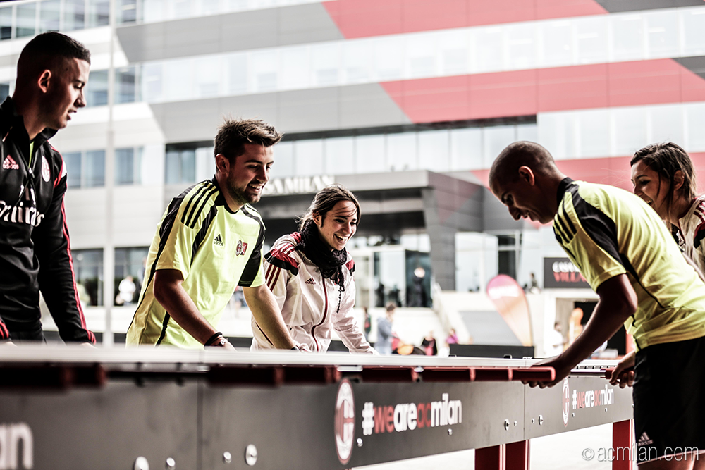 acmilan's tweet photo. Anche oggi il #CasaMilan Village continua a regalare emozioni ai rossoneri! E sarà aperto fino a domenica sera! http://t.co/xcG1t3dbio