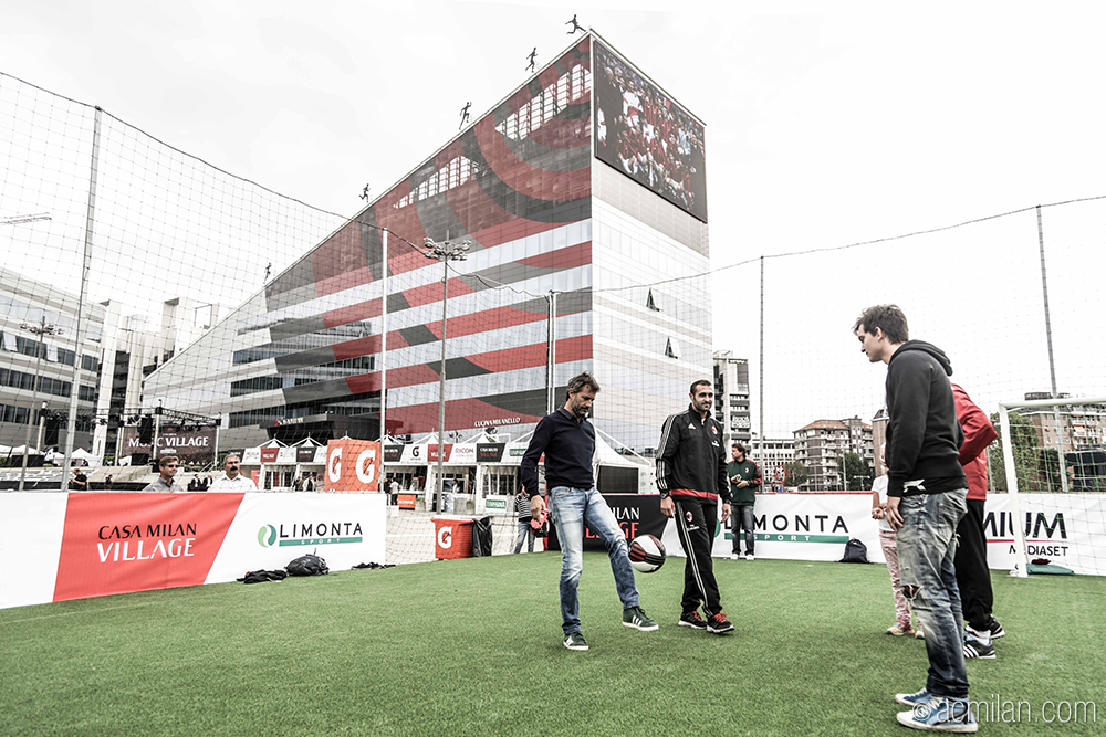 acmilan's tweet photo. Anche oggi il #CasaMilan Village continua a regalare emozioni ai rossoneri! E sarà aperto fino a domenica sera! http://t.co/xcG1t3dbio