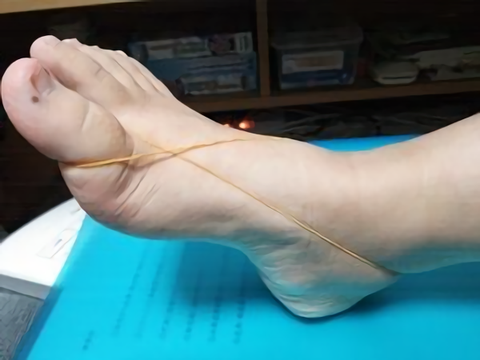 Twitter 上的 銀さんの学校では教わらないムダ知識 一瞬で足を早くできる方法だ 必要な道具は輪ゴムだけ 輪ゴムを足首にかけます その輪ゴムを引っぱり１回ねじって８の字にして親指にかけます もう一方の足にも同じようにします これで大体の方が前より速く