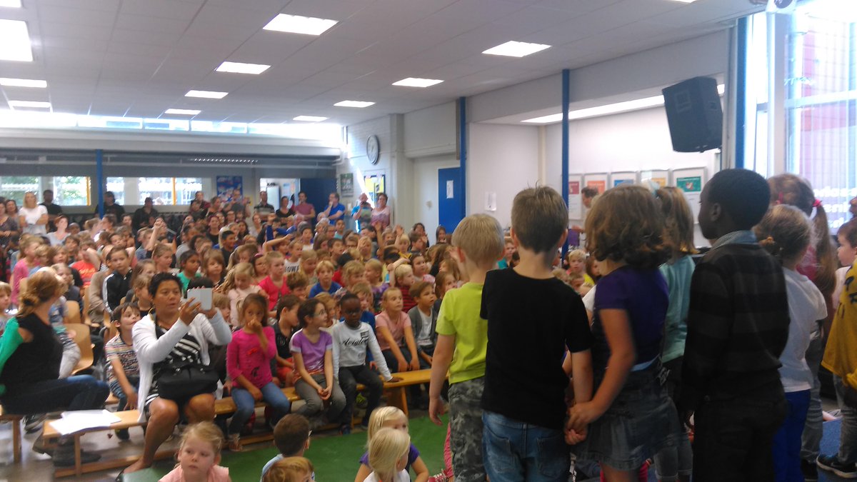 PBTilburg's tweet photo. En het schooljaar is pas echt begonnen na de jaaropening. Het was gezellig druk!
Reminder: maandag informatieavond! http://t.co/XwR2acpxnv