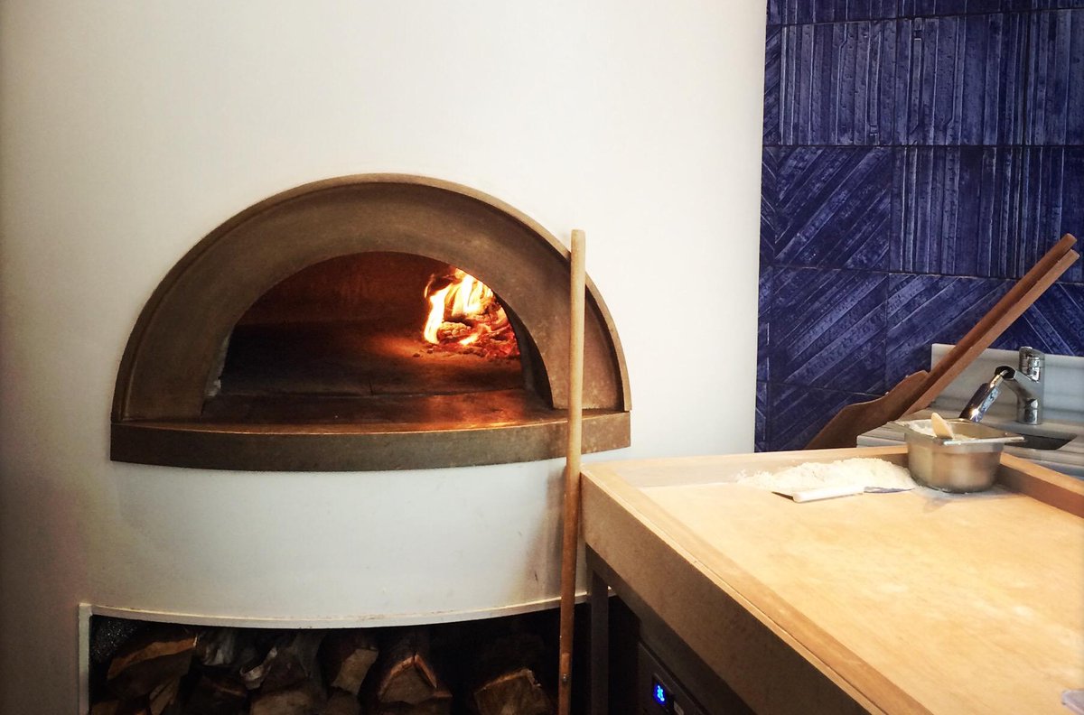 babajipidesalon's tweet photo. Tending to the #woodfireoven is a taxing and complex task. #perfectpide http://t.co/a7LjGOEb48