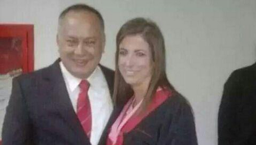 DolarToday's tweet photo. "Titere y titirero" La foto q da la vuelta al mundo. Jueza Susana Barreiros abrazadita con el capo de la droga http://t.co/8pjpoIQVma