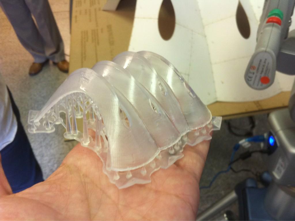 osfa_11's tweet photo. #Form1 reactivada, modelo #impresión3D pabellón #nocheInvestigadores @unisevilla 
@fablabsevilla @MartinPastorA http://t.co/hFCIpjO8Ym
