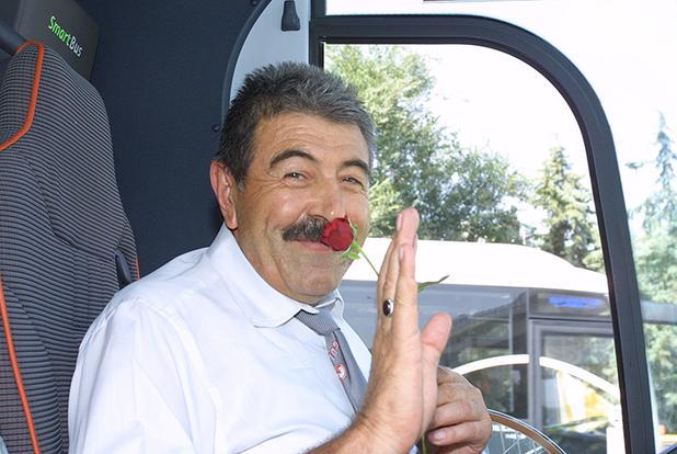 cnnturk's tweet photo. Alperen Ocakları'ndan şoförlere gül http://t.co/DD3slpJ6mc http://t.co/jWl8hFloVW