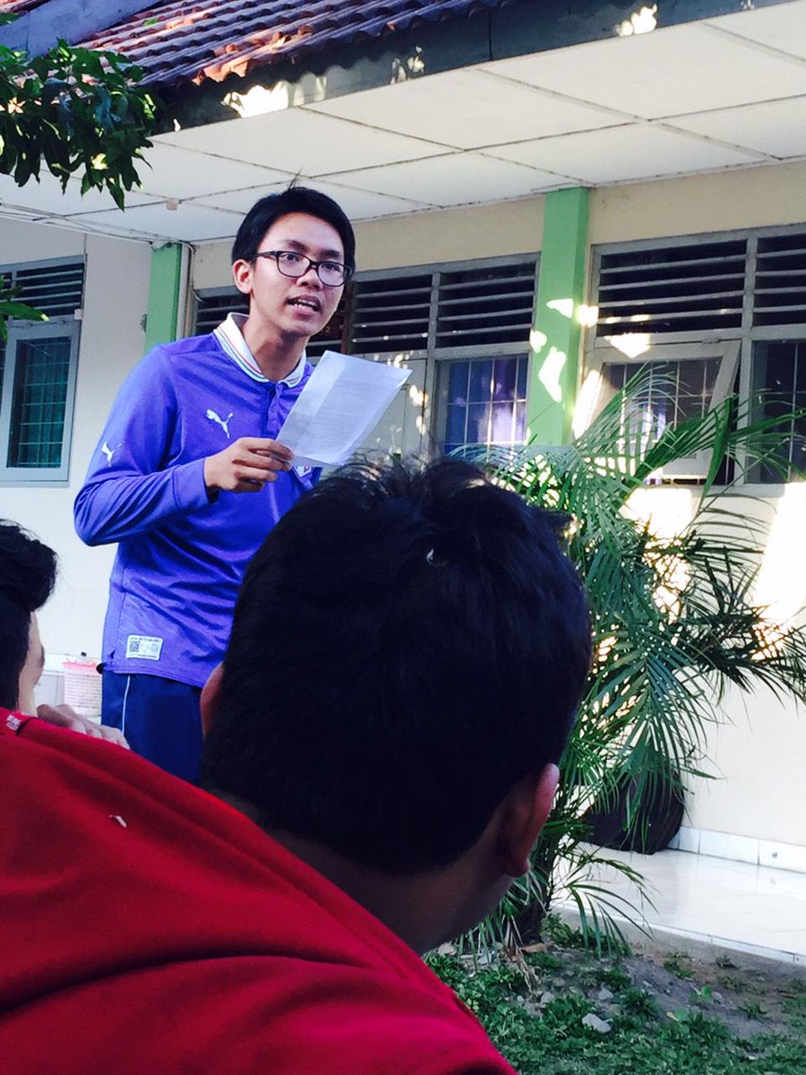 Merdeka atau mati! uhuyyyyyyy~ keren kan yang lagi pada baca puisiii