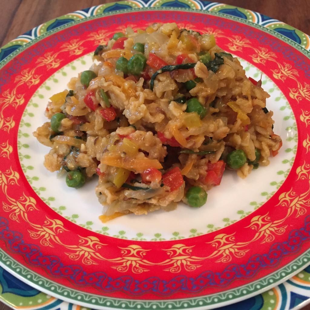 TasteCharades's tweet photo. Oats Upma with veggies #MyKitchenDiary #colorsonmyplate #healthy #FitInspiration #LowGI #5aday #breakfast #nofilter http://t.co/o7ECFIwGjo