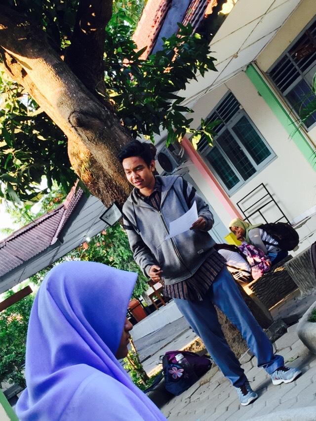 bukan hanya kelas 10 yang baca puisi. ini ada ketua teater kita jugaaaa:))) keren kannnnnnn??