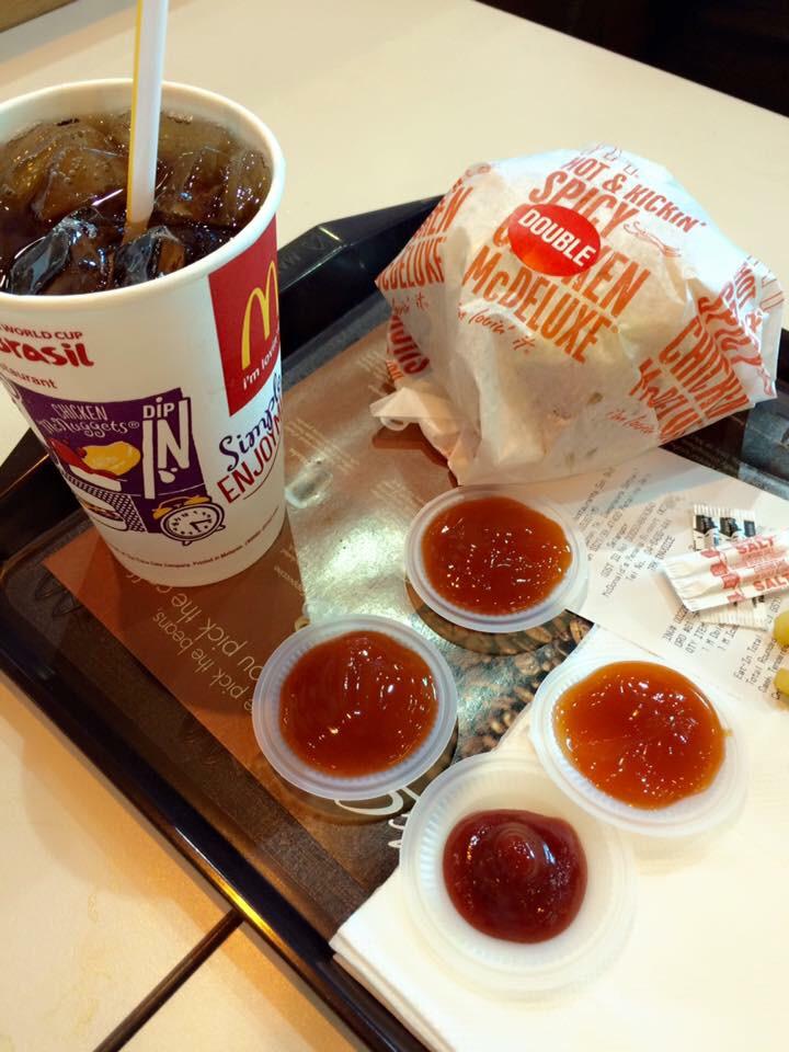alea_Wkyle's tweet photo. Selamat makan... 🍟💃 http://t.co/zNUBc9Arb0