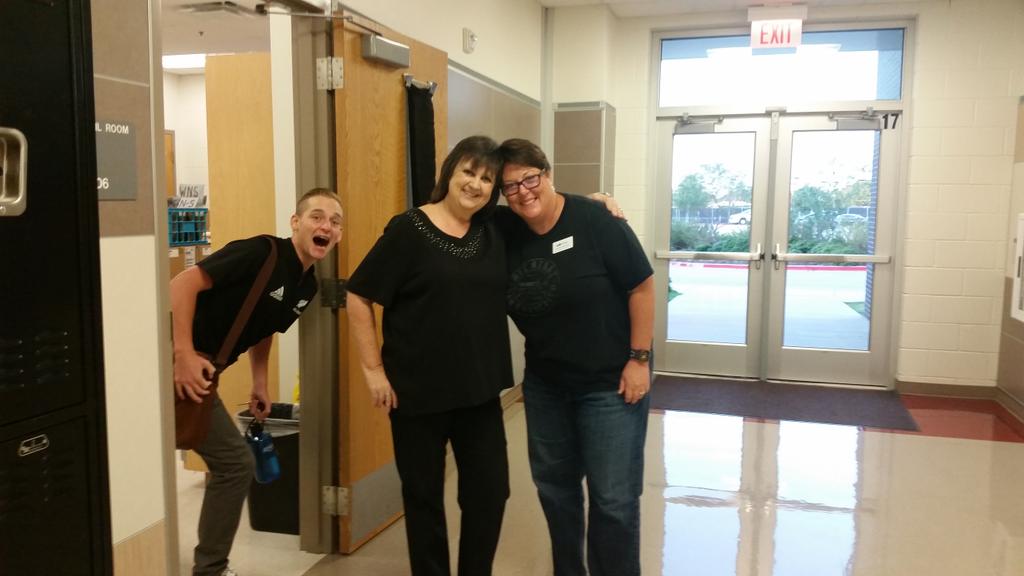 dljoest's tweet photo. Two peas plus the photobomber! @brockmanLHSH @LHSFarmer5 http://t.co/q7TTDotUWY
