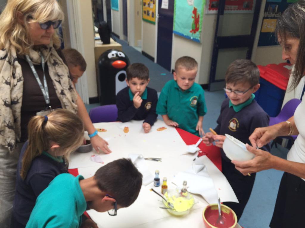 GwenfoCWPrimary's tweet photo. Foundation Phase Friday Children icing their Gingerbread men. @BritishBakeOff #Gingerbread #decoratingbiscuits http://t.co/FRxZjbHGWu